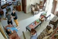 Foto: Tangkap layar CCTV momen ketika Dumaris Deniwati Boru Sitio dipukul dengan balok kayu hingga tewas ditempat. (Dok-Istimewa)