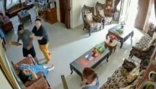 Foto: Tangkap layar CCTV momen ketika Dumaris Deniwati Boru Sitio dipukul dengan balok kayu hingga tewas ditempat. (Dok-Istimewa)