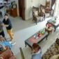 Foto: Tangkap layar CCTV momen ketika Dumaris Deniwati Boru Sitio dipukul dengan balok kayu hingga tewas ditempat. (Dok-Istimewa)