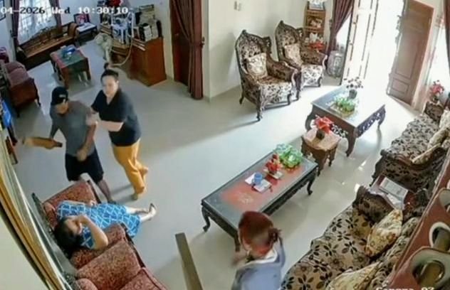 Foto: Tangkap layar CCTV momen ketika Dumaris Deniwati Boru Sitio dipukul dengan balok kayu hingga tewas ditempat. (Dok-Istimewa)