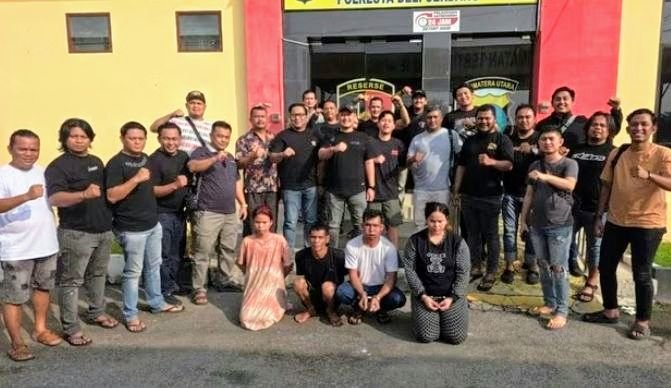 Foto: Empat orang pelaku yang diduga terlibat dalam aksi keji tersebut kini telah ditangkap setelah sempat melarikan diri lintas provinsi hingga ke wilayah Sumatera Utara dan Aceh. Pelaku berhasil ditangkap dan saat ini telah diamankan di Polresta Pekanbaru. (Dok-Istimewa)