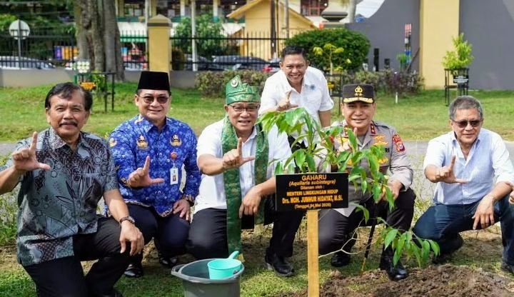Foto: Berkunjung ke Mapolda Riau, Menteri Lingkungan Hidup Dorong Replikasi Green Policing Secara Nasional. (Dok-Istimewa)