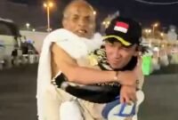 Foto: Tangkapan Layar Video saat Iptu Agung Pranoto menggendong Jemaah lansia Indonesia yang terjatuh di pertengahan pintu keluar arah Terminal Syib Amir, Mekah. (Dok-Istimewa)