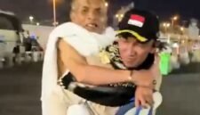 Foto: Tangkapan Layar Video saat Iptu Agung Pranoto menggendong Jemaah lansia Indonesia yang terjatuh di pertengahan pintu keluar arah Terminal Syib Amir, Mekah. (Dok-Istimewa)