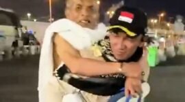 Foto: Tangkapan Layar Video saat Iptu Agung Pranoto menggendong Jemaah lansia Indonesia yang terjatuh di pertengahan pintu keluar arah Terminal Syib Amir, Mekah. (Dok-Istimewa)