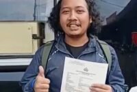 Foto: Salah satu warga, Zulfikar, secara langsung menyampaikan apresiasinya terhadap pelayanan yang diberikan. Ia mengaku terbantu dengan kehadiran layanan SKCK Keliling yang dinilai praktis dan tidak berbelit. (Dok-Istimewa)