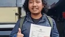 Foto: Salah satu warga, Zulfikar, secara langsung menyampaikan apresiasinya terhadap pelayanan yang diberikan. Ia mengaku terbantu dengan kehadiran layanan SKCK Keliling yang dinilai praktis dan tidak berbelit. (Dok-Istimewa)
