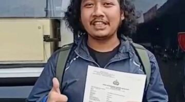 Foto: Salah satu warga, Zulfikar, secara langsung menyampaikan apresiasinya terhadap pelayanan yang diberikan. Ia mengaku terbantu dengan kehadiran layanan SKCK Keliling yang dinilai praktis dan tidak berbelit. (Dok-Istimewa)