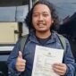 Foto: Salah satu warga, Zulfikar, secara langsung menyampaikan apresiasinya terhadap pelayanan yang diberikan. Ia mengaku terbantu dengan kehadiran layanan SKCK Keliling yang dinilai praktis dan tidak berbelit. (Dok-Istimewa)