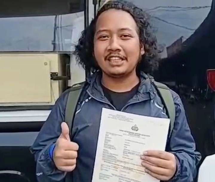 Foto: Salah satu warga, Zulfikar, secara langsung menyampaikan apresiasinya terhadap pelayanan yang diberikan. Ia mengaku terbantu dengan kehadiran layanan SKCK Keliling yang dinilai praktis dan tidak berbelit. (Dok-Istimewa)
