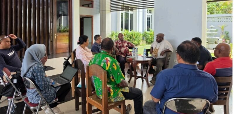 Kementerian Hak Asasi Manusia (KemenHAM) memberikan perhatian serius terhadap laporan dugaan teror yang dialami pastor di Timika. Pemerintah menegaskan komitmennya untuk menjamin keamanan rumah ibadah serta perlindungan bagi pemuka agama dari segala bentuk intimidasi.