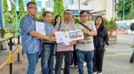 Foto: Sejumlah konsumen apartemen Hongkong Kingland yang terletak di Pakulunan, Tangerang, Banten, mendatangi Sentra Pelayanan Kepolisian Terpadu (SPKT) Polda Metro Jaya untuk melaporkan dugaan pelanggaran terkait proyek apartemen yang hingga kini belum diserahterimakan kepada pembeli. Laporan tersebut didampingi oleh kuasa hukum para konsumen, Ade Eka Putra, S.H., Sabtu (9/5/2026). (Dok-Istimewa)