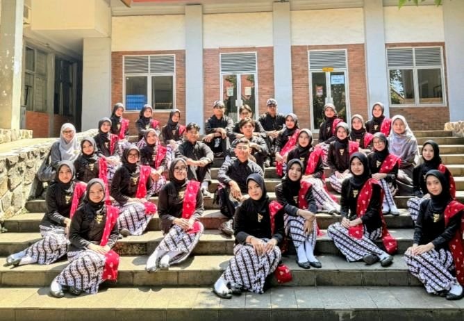 Foto: SMAS Islam Panglima Besar Soedirman Bekasi atau yang dikenal dengan Pangsoed Galaxi. Ekstrakurikuler paduan suara “Eldiro” sukses meraih Silver Medal dalam ajang National Folklore Festival (NFF) yang diselenggarakan oleh Universitas Indonesia pada Sabtu, 28 April 2026. (Dok-Istimewa)