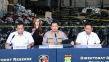 Foto: Direktorat Reserse Kriminal Umum (Ditreskrimum) Polda Metro Jaya melalui Subdirektorat (Subdit) Ranmor mengungkap dugaan praktik penadahan kendaraan bermotor dan penyelundupan sepeda motor ilegal yang diduga akan dikirim ke luar negeri. Pengungkapan dilakukan di sebuah gudang penyimpanan kendaraan di kawasan Jalan Kemandoran, Grogol Utara, Kebayoran Lama, Jakarta Selatan, pada Senin (11/5/2026). (Dok-Istimewa)