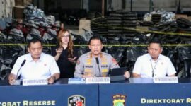 Foto: Direktorat Reserse Kriminal Umum (Ditreskrimum) Polda Metro Jaya melalui Subdirektorat (Subdit) Ranmor mengungkap dugaan praktik penadahan kendaraan bermotor dan penyelundupan sepeda motor ilegal yang diduga akan dikirim ke luar negeri. Pengungkapan dilakukan di sebuah gudang penyimpanan kendaraan di kawasan Jalan Kemandoran, Grogol Utara, Kebayoran Lama, Jakarta Selatan, pada Senin (11/5/2026). (Dok-Istimewa)