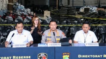 Foto: Direktorat Reserse Kriminal Umum (Ditreskrimum) Polda Metro Jaya melalui Subdirektorat (Subdit) Ranmor mengungkap dugaan praktik penadahan kendaraan bermotor dan penyelundupan sepeda motor ilegal yang diduga akan dikirim ke luar negeri. Pengungkapan dilakukan di sebuah gudang penyimpanan kendaraan di kawasan Jalan Kemandoran, Grogol Utara, Kebayoran Lama, Jakarta Selatan, pada Senin (11/5/2026). (Dok-Istimewa)