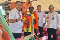 Foto: Penyerahan E-Pas Kecil dilakukan langsung oleh Kepala Kantor Kesyahbandaran dan Otorita Pelabuhan (KSOP) Utama Tanjung Priok, Direktorat Jenderal Perhubungan Laut Kementerian Perhubungan RI, Kapten Heru Susanto kepada manajemen PT Pembangunan Jaya Ancol Tbk yang diwakili Vice President Corporate Affairs, Martua Hami Siregar, di kawasan Pantai Festival Ancol, Senin (11/5/2026). (Dok-Istimewa)