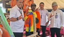 Foto: Penyerahan E-Pas Kecil dilakukan langsung oleh Kepala Kantor Kesyahbandaran dan Otorita Pelabuhan (KSOP) Utama Tanjung Priok, Direktorat Jenderal Perhubungan Laut Kementerian Perhubungan RI, Kapten Heru Susanto kepada manajemen PT Pembangunan Jaya Ancol Tbk yang diwakili Vice President Corporate Affairs, Martua Hami Siregar, di kawasan Pantai Festival Ancol, Senin (11/5/2026). (Dok-Istimewa)