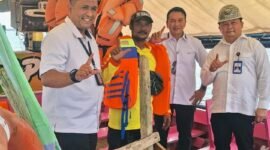 Foto: Penyerahan E-Pas Kecil dilakukan langsung oleh Kepala Kantor Kesyahbandaran dan Otorita Pelabuhan (KSOP) Utama Tanjung Priok, Direktorat Jenderal Perhubungan Laut Kementerian Perhubungan RI, Kapten Heru Susanto kepada manajemen PT Pembangunan Jaya Ancol Tbk yang diwakili Vice President Corporate Affairs, Martua Hami Siregar, di kawasan Pantai Festival Ancol, Senin (11/5/2026). (Dok-Istimewa)