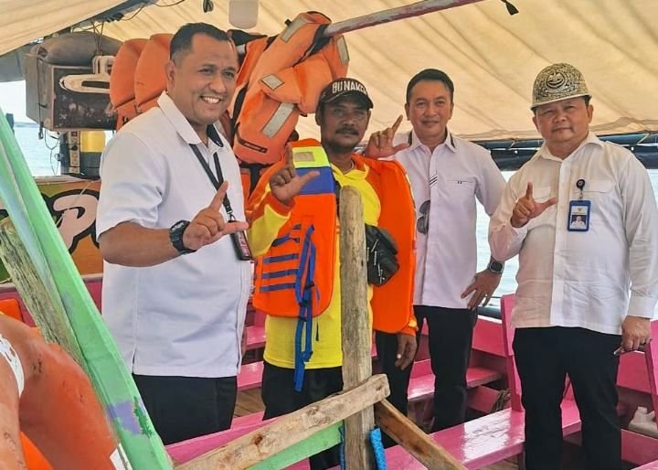 Foto: Penyerahan E-Pas Kecil dilakukan langsung oleh Kepala Kantor Kesyahbandaran dan Otorita Pelabuhan (KSOP) Utama Tanjung Priok, Direktorat Jenderal Perhubungan Laut Kementerian Perhubungan RI, Kapten Heru Susanto kepada manajemen PT Pembangunan Jaya Ancol Tbk yang diwakili Vice President Corporate Affairs, Martua Hami Siregar, di kawasan Pantai Festival Ancol, Senin (11/5/2026). (Dok-Istimewa)