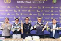 Foto: Polda Metro Jaya bersama Bea Cukai Tanjung Priok berhasil menggagalkan dugaan penyelundupan merkuri atau air raksa yang hendak dikirim ke luar negeri melalui jalur ekspor di Pelabuhan Tanjung Priok, Jakarta Utara. Dalam pengungkapan tersebut, aparat menyita sebanyak 760 botol cairan berwarna perak berlabel Mercury Gold 1 Kilo yang diduga mengandung merkuri berbahaya.
Kasus itu diumumkan dalam konferensi pers di Mapolda Metro Jaya, Rabu (13/5/2026). (Dok-Istimewa)