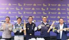 Foto: Polda Metro Jaya bersama Bea Cukai Tanjung Priok berhasil menggagalkan dugaan penyelundupan merkuri atau air raksa yang hendak dikirim ke luar negeri melalui jalur ekspor di Pelabuhan Tanjung Priok, Jakarta Utara. Dalam pengungkapan tersebut, aparat menyita sebanyak 760 botol cairan berwarna perak berlabel Mercury Gold 1 Kilo yang diduga mengandung merkuri berbahaya.
Kasus itu diumumkan dalam konferensi pers di Mapolda Metro Jaya, Rabu (13/5/2026). (Dok-Istimewa)