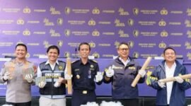Foto: Polda Metro Jaya bersama Bea Cukai Tanjung Priok berhasil menggagalkan dugaan penyelundupan merkuri atau air raksa yang hendak dikirim ke luar negeri melalui jalur ekspor di Pelabuhan Tanjung Priok, Jakarta Utara. Dalam pengungkapan tersebut, aparat menyita sebanyak 760 botol cairan berwarna perak berlabel Mercury Gold 1 Kilo yang diduga mengandung merkuri berbahaya.
Kasus itu diumumkan dalam konferensi pers di Mapolda Metro Jaya, Rabu (13/5/2026). (Dok-Istimewa)