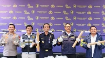 Foto: Polda Metro Jaya bersama Bea Cukai Tanjung Priok berhasil menggagalkan dugaan penyelundupan merkuri atau air raksa yang hendak dikirim ke luar negeri melalui jalur ekspor di Pelabuhan Tanjung Priok, Jakarta Utara. Dalam pengungkapan tersebut, aparat menyita sebanyak 760 botol cairan berwarna perak berlabel Mercury Gold 1 Kilo yang diduga mengandung merkuri berbahaya.
Kasus itu diumumkan dalam konferensi pers di Mapolda Metro Jaya, Rabu (13/5/2026). (Dok-Istimewa)