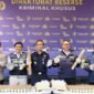 Foto: Polda Metro Jaya bersama Bea Cukai Tanjung Priok berhasil menggagalkan dugaan penyelundupan merkuri atau air raksa yang hendak dikirim ke luar negeri melalui jalur ekspor di Pelabuhan Tanjung Priok, Jakarta Utara. Dalam pengungkapan tersebut, aparat menyita sebanyak 760 botol cairan berwarna perak berlabel Mercury Gold 1 Kilo yang diduga mengandung merkuri berbahaya.
Kasus itu diumumkan dalam konferensi pers di Mapolda Metro Jaya, Rabu (13/5/2026). (Dok-Istimewa)