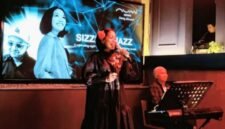 Foto: Lili Amelia tampil membawakan pertunjukan solo bertajuk Sizzle and Jazz yang menghadirkan konsep intimate live music berpadu dengan pengalaman fine dining modern. (Dok-Istimewa)