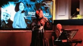 Foto: Lili Amelia tampil membawakan pertunjukan solo bertajuk Sizzle and Jazz yang menghadirkan konsep intimate live music berpadu dengan pengalaman fine dining modern. (Dok-Istimewa)