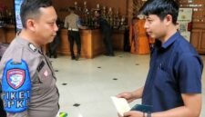 Foto: Pemohon usai menyelesaikan proses pengurusan pergantian nomor polisi kendaraan pada Rabu (13/5/2026). (Dok-Istimewa)