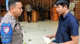 Foto: Pemohon usai menyelesaikan proses pengurusan pergantian nomor polisi kendaraan pada Rabu (13/5/2026). (Dok-Istimewa)