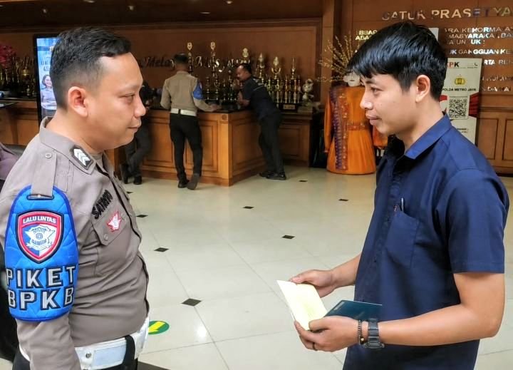 Foto: Pemohon usai menyelesaikan proses pengurusan pergantian nomor polisi kendaraan pada Rabu (13/5/2026). (Dok-Istimewa)