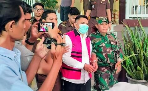 Foto: Kejaksaan Negeri Kabupaten Pasuruan resmi menahan seorang pria berinisial R atau Muhammad Rofi’i Mukhlis terkait dugaan penerimaan aliran dana bantuan Pusat Kegiatan Belajar Masyarakat (PKBM) senilai Rp606 juta. (Dok-Istimewa)