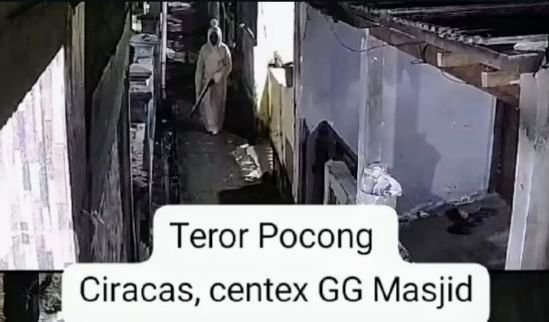 Foto: Teror pocong di Ciracas, Jakarta Timur. (Dok-Ig/@humaspolsekciracas)