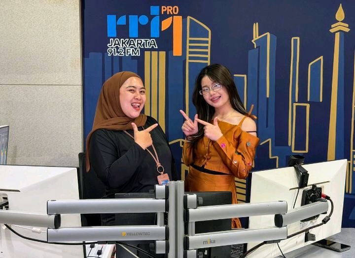 Foto: Ry Hyori (kanan) dalam program siaran di Radio Republik Indonesia Pro 1, Jakarta, 91.2 FM,  pada Minggu (24/5/2026). Menyapa pendengar sekaligus memperkenalkan Single terbaru bertajuk 