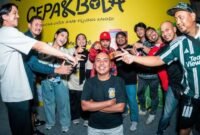 Foto: Atep, Ismed Sofyan dan Afif Xafi Turun Lapangan Bersama Dua Fans Klub Besar Untuk 
Mendukung Anak Pejuang Kanker di Cepak Bola. (Dok-Istimewa)