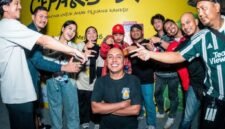 Foto: Atep, Ismed Sofyan dan Afif Xafi Turun Lapangan Bersama Dua Fans Klub Besar Untuk
Mendukung Anak Pejuang Kanker di Cepak Bola. (Dok-Istimewa)