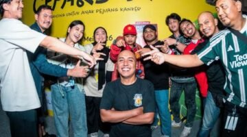 Foto: Atep, Ismed Sofyan dan Afif Xafi Turun Lapangan Bersama Dua Fans Klub Besar Untuk
Mendukung Anak Pejuang Kanker di Cepak Bola. (Dok-Istimewa)