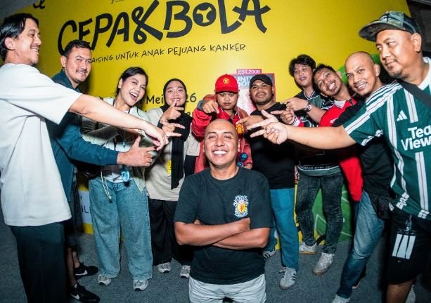 Foto: Atep, Ismed Sofyan dan Afif Xafi Turun Lapangan Bersama Dua Fans Klub Besar Untuk 
Mendukung Anak Pejuang Kanker di Cepak Bola. (Dok-Istimewa)
