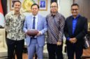Foto: (Kiri – kanan) Galih Gibran (Atlit Nasional Flag Football), Sultan B. Najamudin (Ketua 
DPD RI), Afie Panigoro (Kepala Bidang Pembentukan Timnas) Agus Kristiyono, 
(former Director Procurement PT Telkom Akses). (Dok-Istimewa)