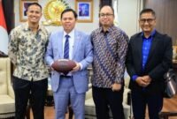 Foto: (Kiri – kanan) Galih Gibran (Atlit Nasional Flag Football), Sultan B. Najamudin (Ketua 
DPD RI), Afie Panigoro (Kepala Bidang Pembentukan Timnas) Agus Kristiyono, 
(former Director Procurement PT Telkom Akses). (Dok-Istimewa)