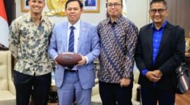 Foto: (Kiri – kanan) Galih Gibran (Atlit Nasional Flag Football), Sultan B. Najamudin (Ketua 
DPD RI), Afie Panigoro (Kepala Bidang Pembentukan Timnas) Agus Kristiyono, 
(former Director Procurement PT Telkom Akses). (Dok-Istimewa)