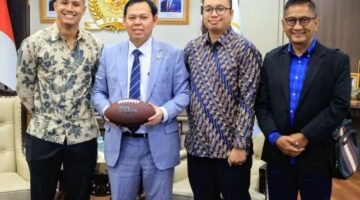 Foto: (Kiri – kanan) Galih Gibran (Atlit Nasional Flag Football), Sultan B. Najamudin (Ketua 
DPD RI), Afie Panigoro (Kepala Bidang Pembentukan Timnas) Agus Kristiyono, 
(former Director Procurement PT Telkom Akses). (Dok-Istimewa)