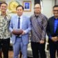 Foto: (Kiri – kanan) Galih Gibran (Atlit Nasional Flag Football), Sultan B. Najamudin (Ketua 
DPD RI), Afie Panigoro (Kepala Bidang Pembentukan Timnas) Agus Kristiyono, 
(former Director Procurement PT Telkom Akses). (Dok-Istimewa)