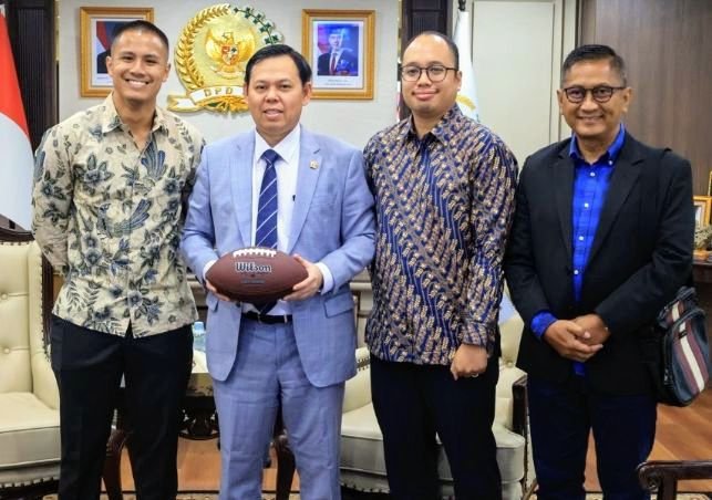 Foto: (Kiri – kanan) Galih Gibran (Atlit Nasional Flag Football), Sultan B. Najamudin (Ketua 
DPD RI), Afie Panigoro (Kepala Bidang Pembentukan Timnas) Agus Kristiyono, 
(former Director Procurement PT Telkom Akses). (Dok-Istimewa)