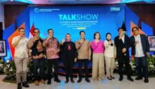 Foto: Moderator Prita Laura bersama sejumlah narasumber dan tenaga ahli Kementerian HAM RI, yakni Iffdhal Kasim, Siti Aminah, Muhammad Hafiz, Feri Kusuma, dan Wahyudi Djafar. (Dok-okj/fn)
