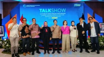 Foto: Moderator Prita Laura bersama sejumlah narasumber dan tenaga ahli Kementerian HAM RI, yakni Iffdhal Kasim, Siti Aminah, Muhammad Hafiz, Feri Kusuma, dan Wahyudi Djafar. (Dok-okj/fn)
