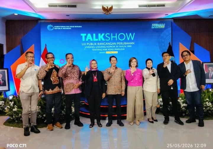 Foto: Moderator Prita Laura bersama sejumlah narasumber dan tenaga ahli Kementerian HAM RI, yakni Iffdhal Kasim, Siti Aminah, Muhammad Hafiz, Feri Kusuma, dan Wahyudi Djafar. (Dok-okj/fn)
